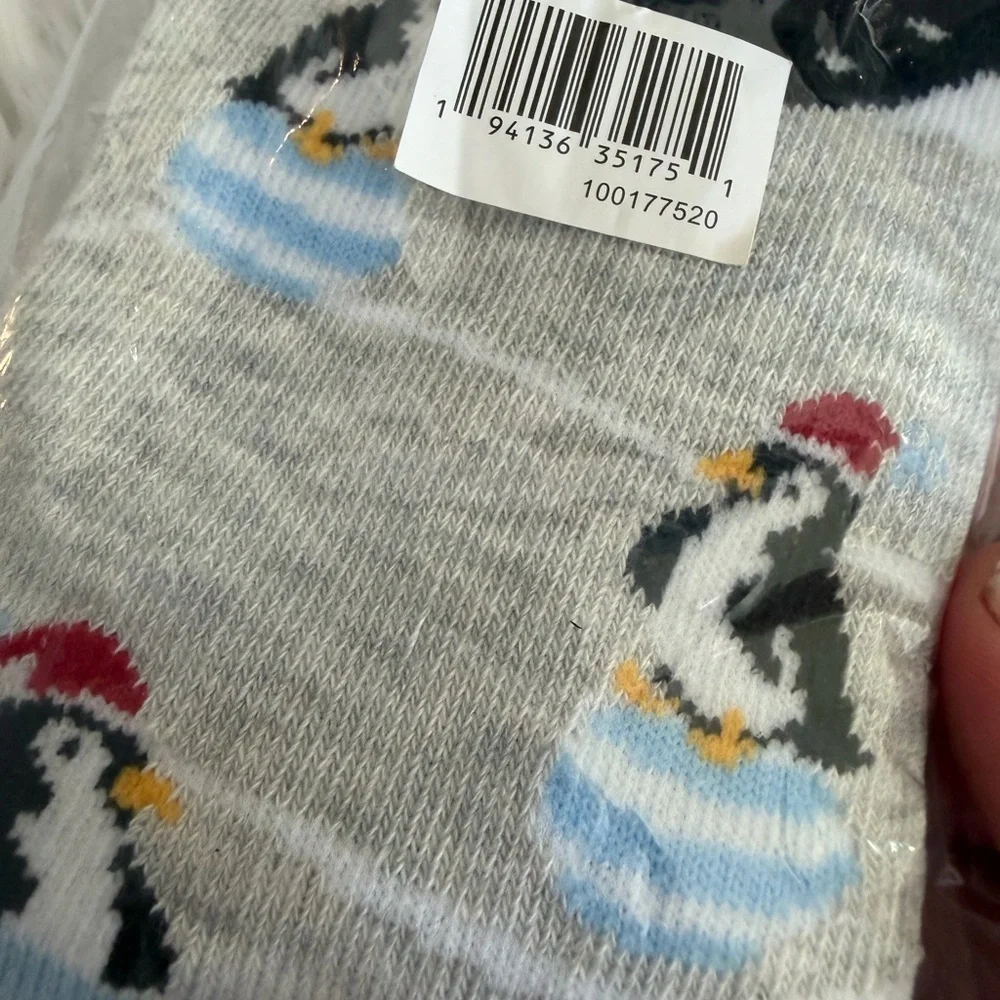 🩷 3/$18 Charter Club Penguin Socks